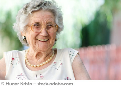 Lächelnde Seniorin im Garten